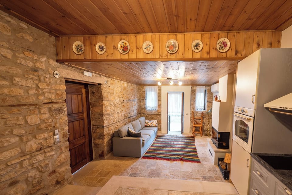 Deluxe Suite | Living room | 50-inch Smart TV with cable channels, fireplace