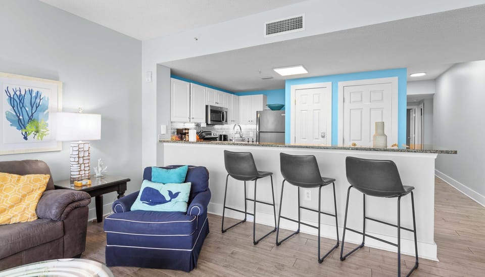 Condo, Multiple Beds, Beach View (Majestic View) | Living area