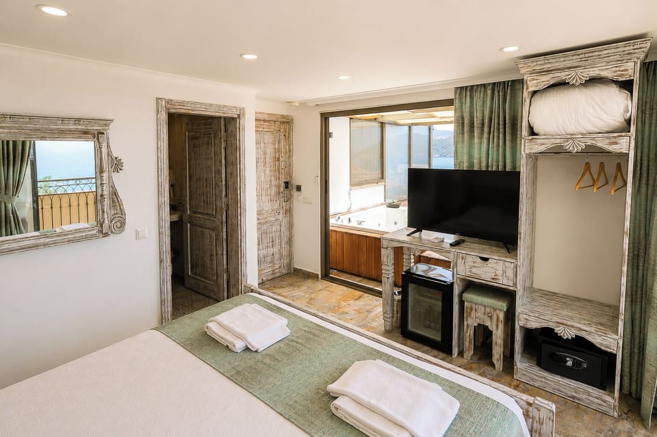 Luxury Double Room, Sea View | In-room safe, blackout drapes, WiFi (free)