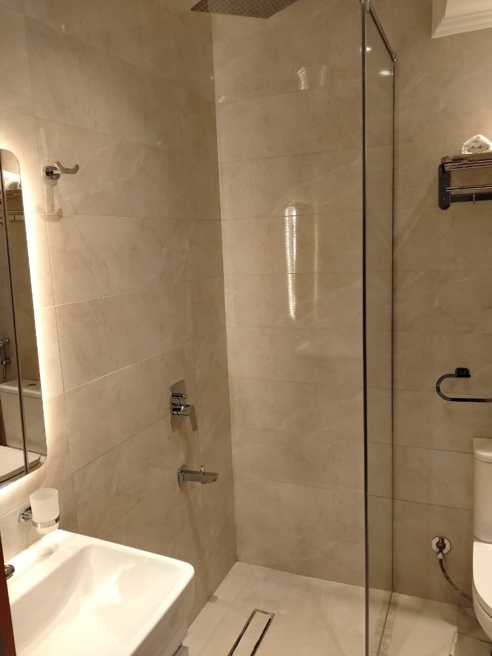 Deluxe Queen Room, Square View | Living area