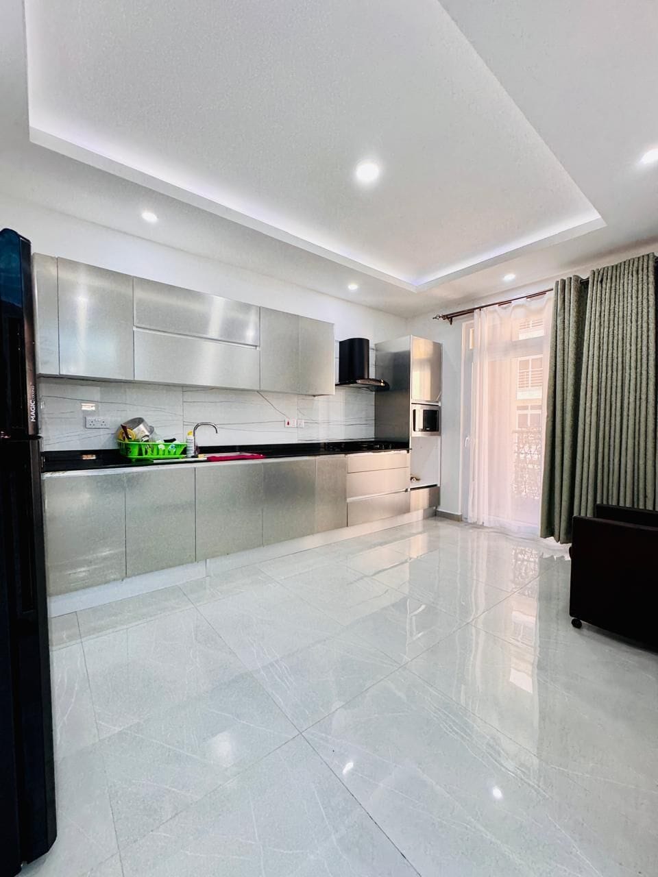 Family Apartment | Private kitchen | Fridge, microwave, cookware/dishes/utensils