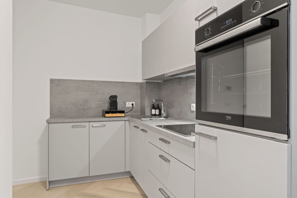 Comfort Apartment, 1 King Bed, Kitchen | Private kitchen | Fridge, microwave, oven, stovetop