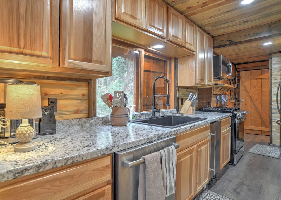 Fern Creek Cabin - Fully equipped galley kitchen