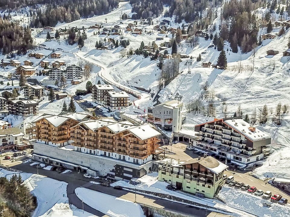 Apartment, Mountain Range, Alps, Condominium, Mountain Village, Glacial Landform, Hotel, Balcony