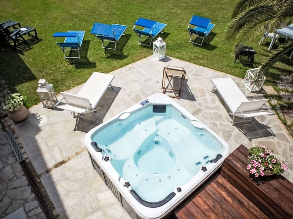 Furniture, Outdoor Furniture, Chair, Garden, Wood Stain, Lawn, Hardwood, Shade, Backyard