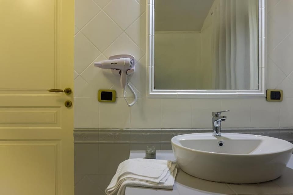 Double Room (Biscari) | Bathroom | Shower, hair dryer, bathrobes, bidet
