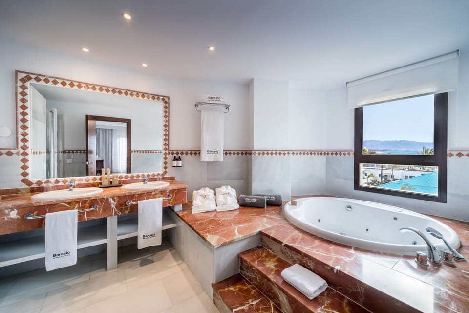 Combined shower/tub, free toiletries, hair dryer, bidet