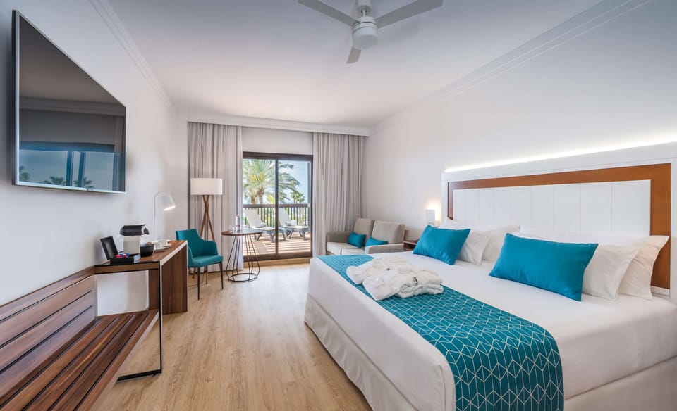 Premium Room, 1 Double Bed, Sea View (Solarium) | Premium bedding, minibar, in-room safe, desk