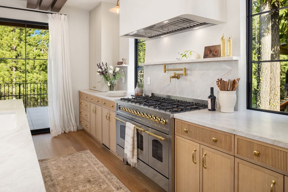 This kitchen's range keeps cooking options open no matter how big your group.
