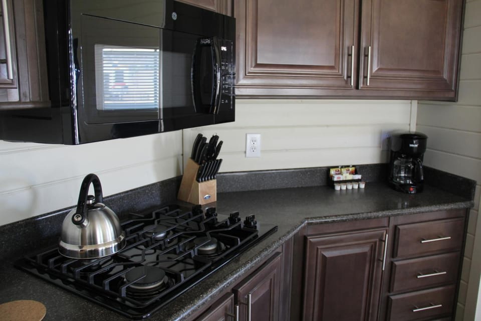 Kitchen amenities