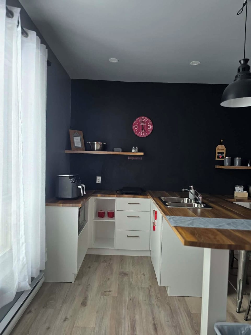 Suite | Blackout drapes, iron/ironing board, WiFi (free)