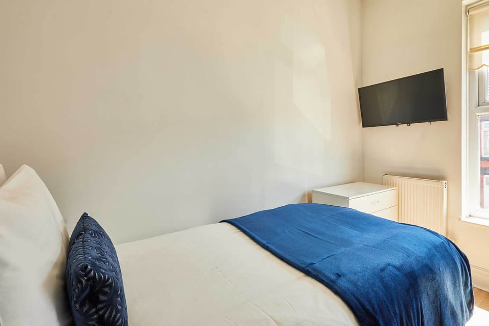 Bingley Meadow, Liverpool - Host & Stay