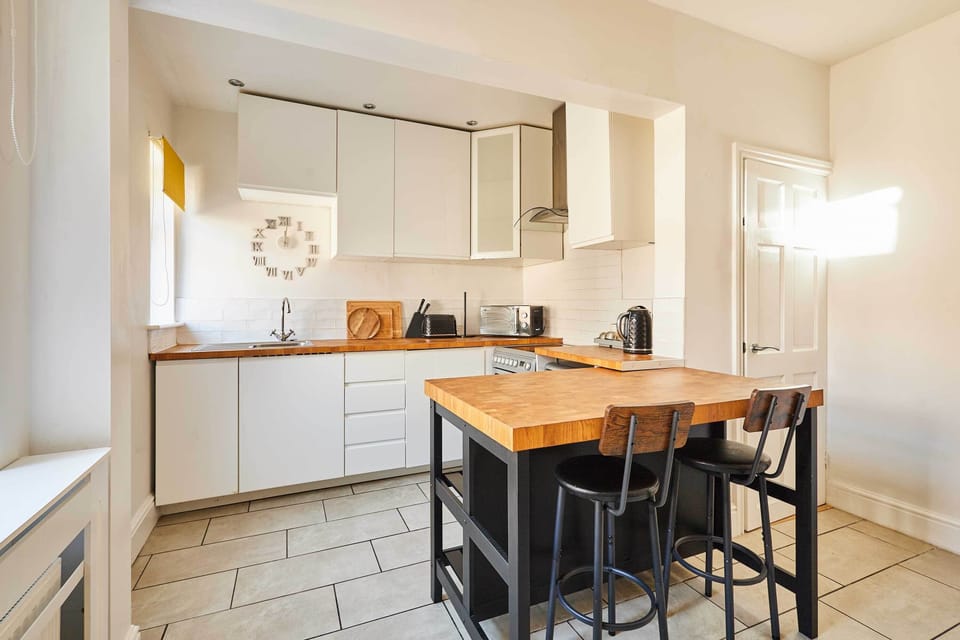 Bingley Meadow, Liverpool - Host & Stay