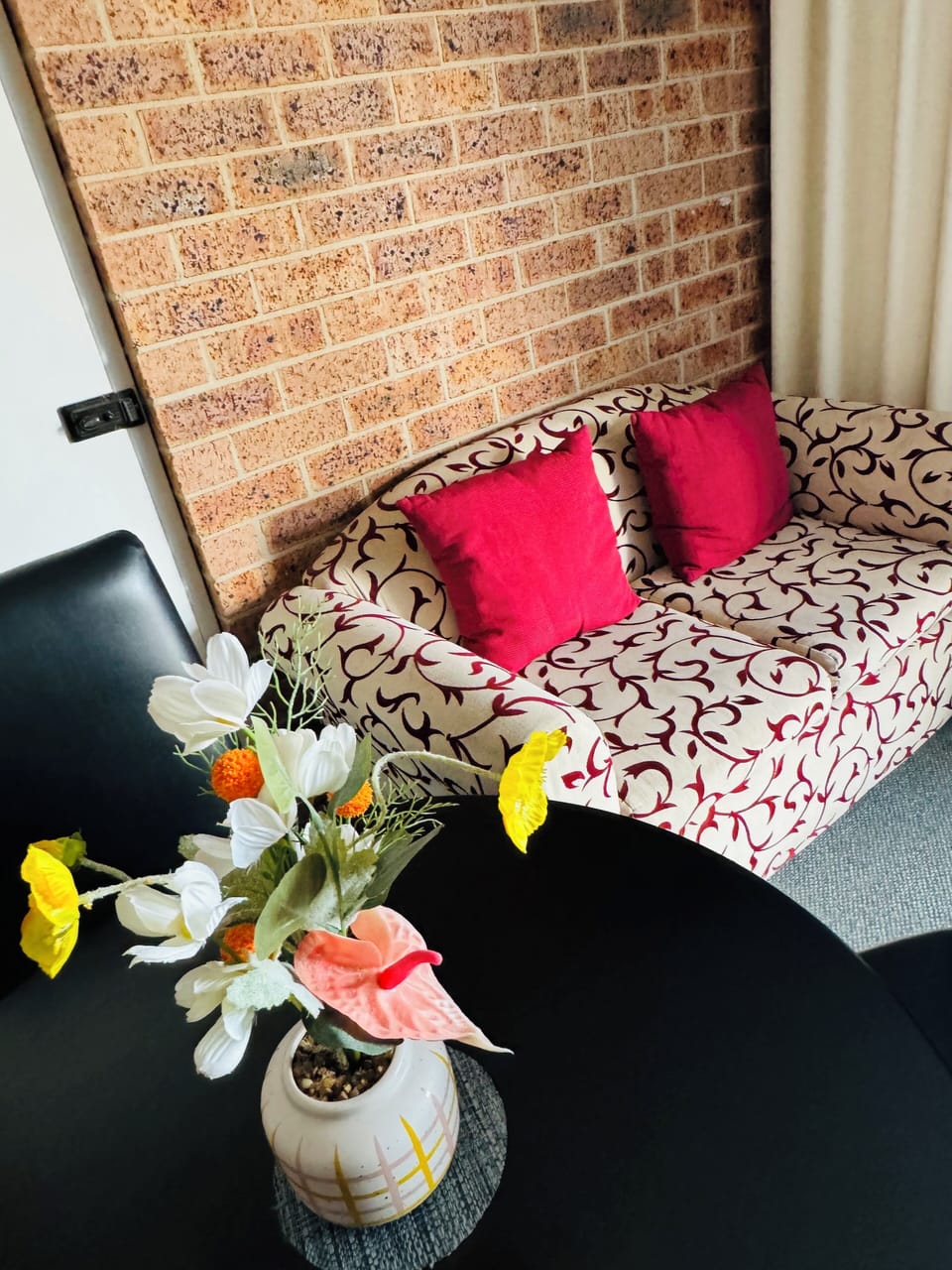 Deluxe Queen Room | Minibar, desk, iron/ironing board, WiFi (free)
