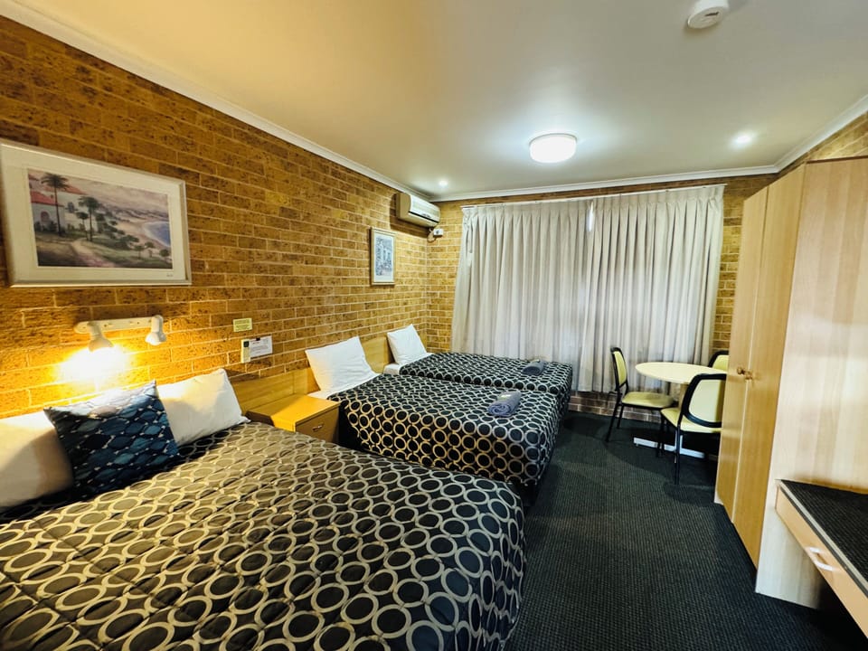 Family Room | Minibar, desk, iron/ironing board, WiFi (free)