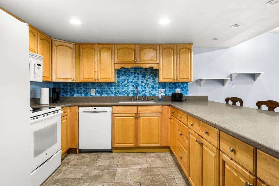 Condo, Multiple Beds (Starboard Village 524) | Private kitchen