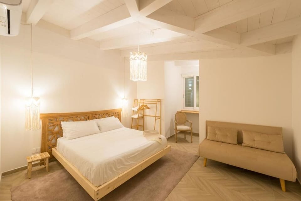 Love - Roots of Earth Flat | Down comforters, in-room safe, laptop workspace, soundproofing