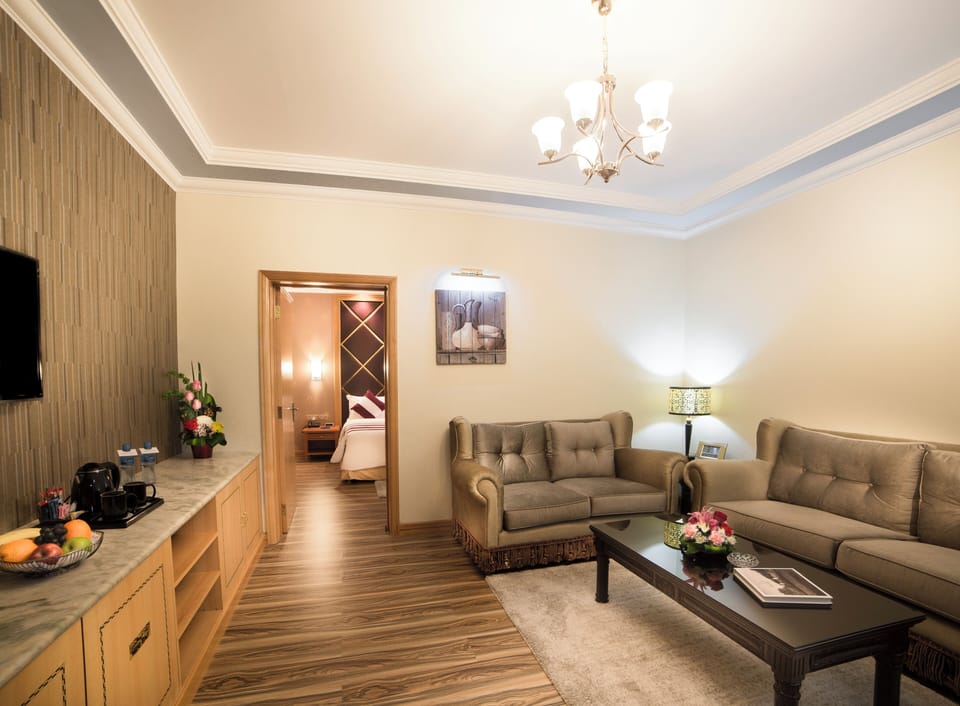 Junior Suite | 10 bedrooms, down comforters, minibar, in-room safe