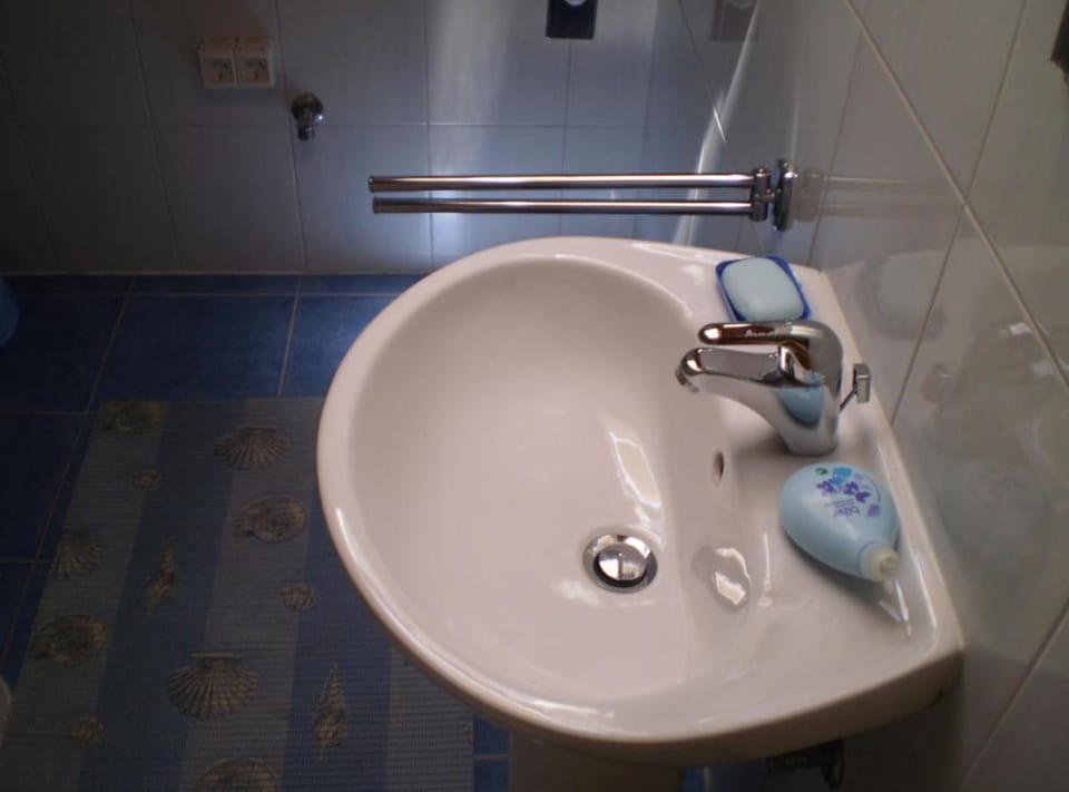 Double Room (Double Room with Sea View) | Bathroom | Shower, towels