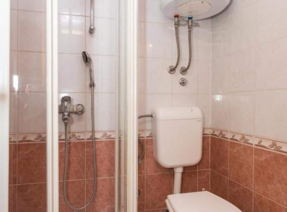 Double Room (Double Room with Sea View) | Bathroom | Shower, towels