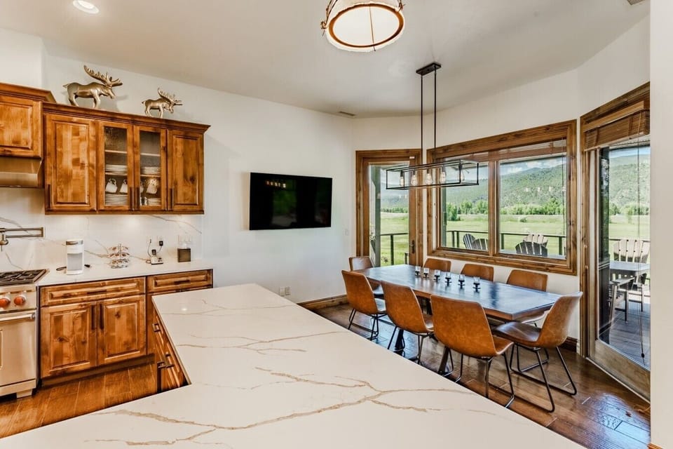 Kitchen breakfast bar and mountain views