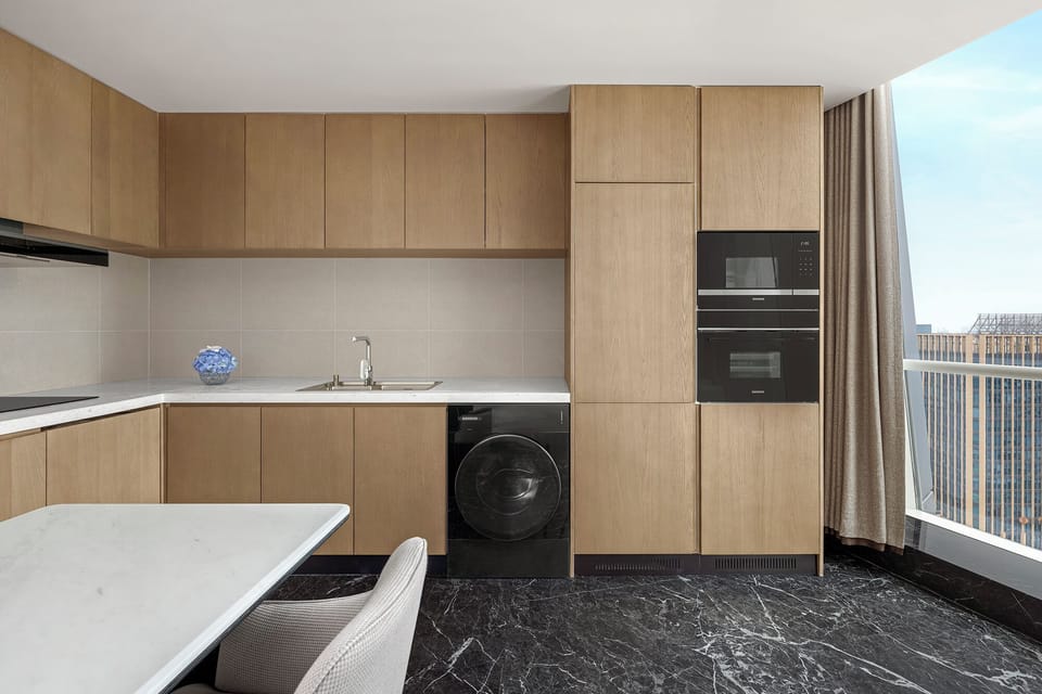 Club Studio, 1 King Bed | Private kitchen