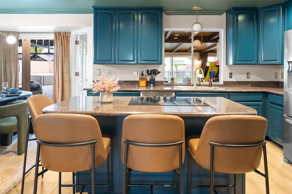 Good food, great company, and unforgettable conversations. Pull up a chair—your favorite vacation meals happen right here!