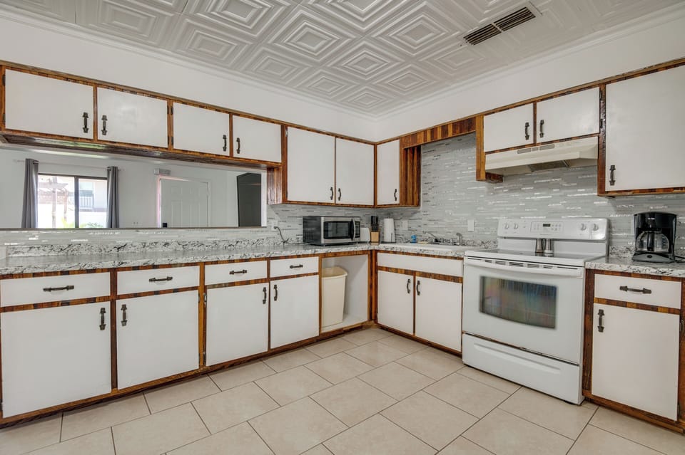 Unit 326 | Eat-In Kitchen