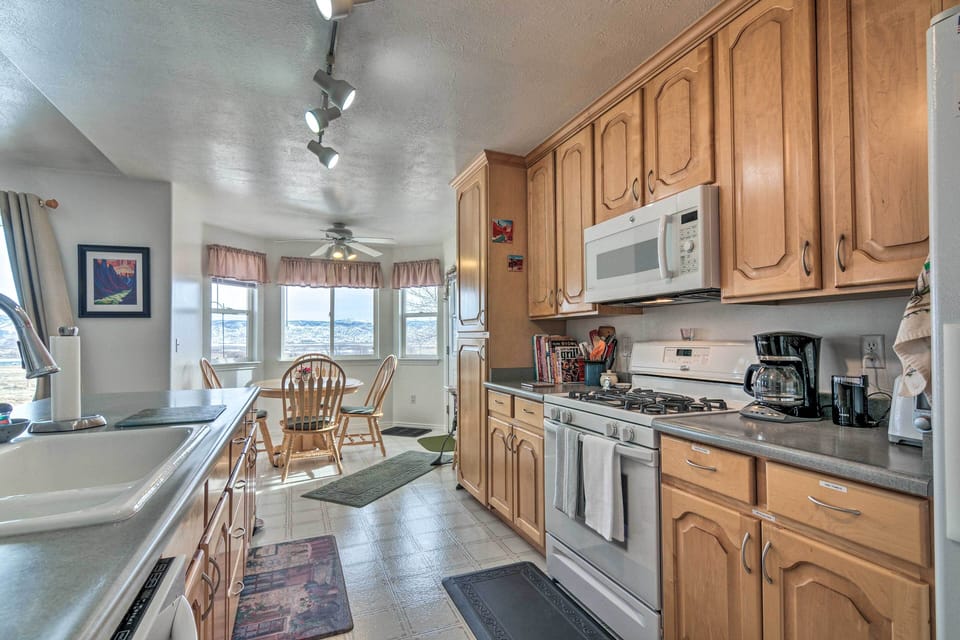 Kitchen | Main Level