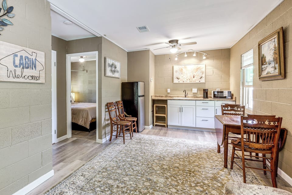 Kitchenette | Microwave | Refrigerator | Dining Area
