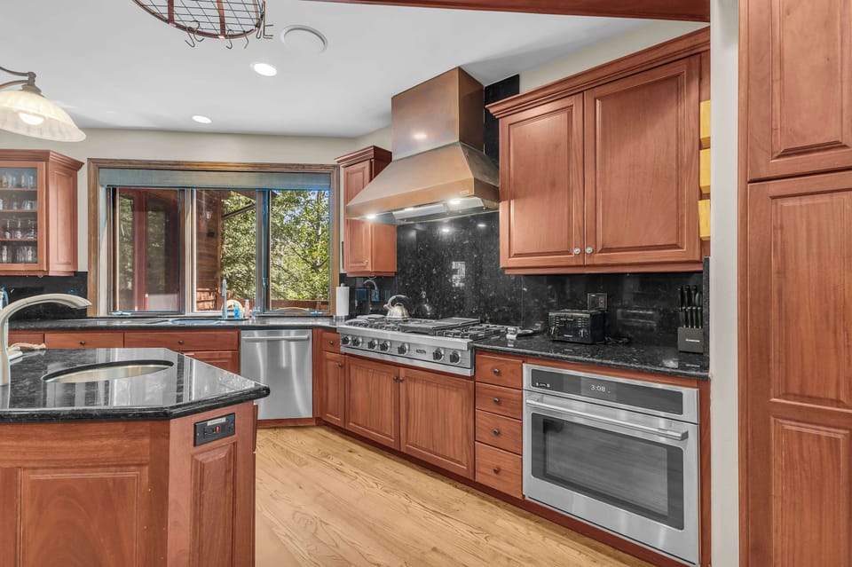 Kitchen: Fully equipped kitchen with a KitchenAid refrigerator, Viking Range stovetop, and breakfast bar