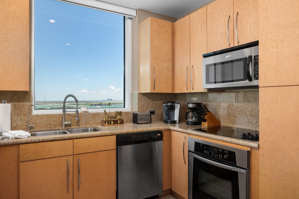 A modern kitchen stocked and ready for beach snacks, dinners, and gatherings.