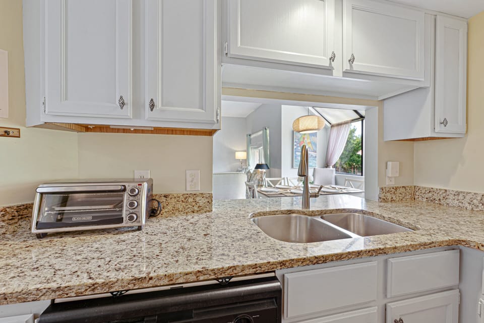 Convenient connection between the kitchen and dining space