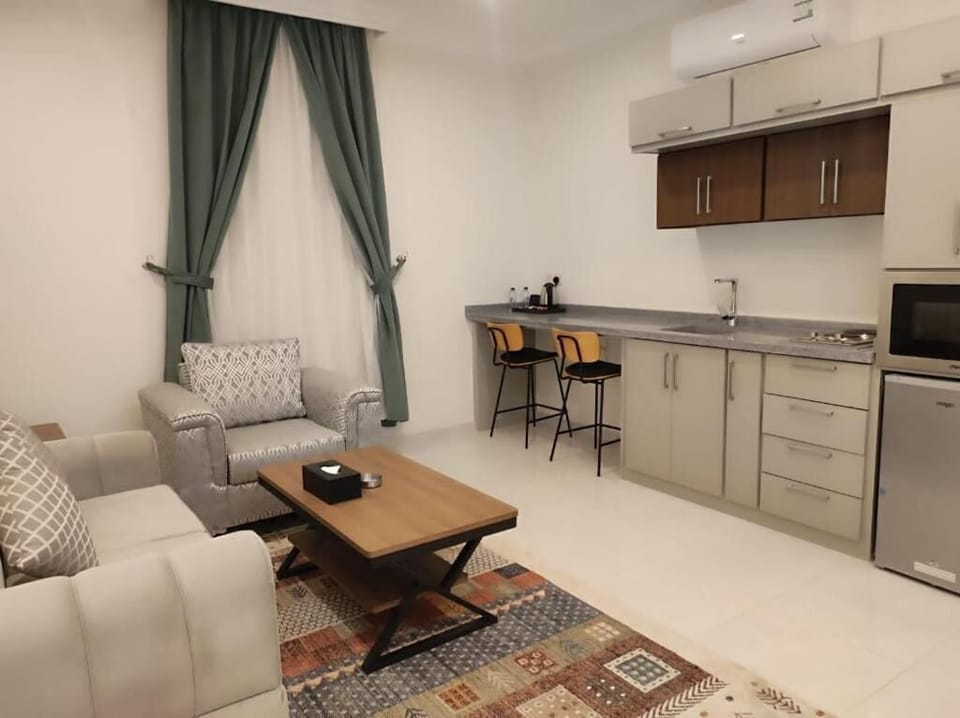 Mini-fridge, microwave, oven, stovetop