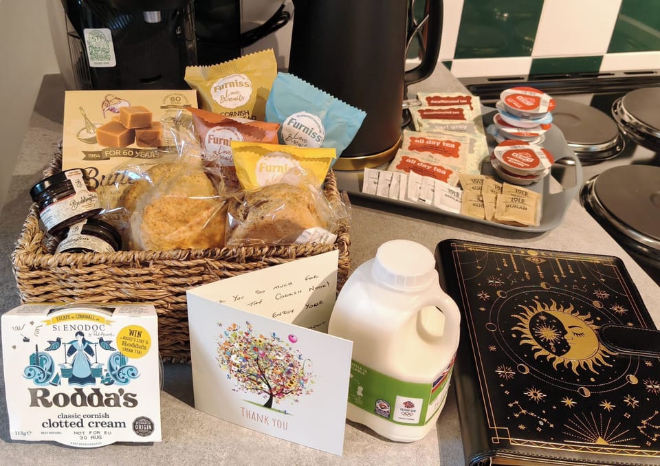 Enjoy a welcome pack on arrival, full of Cornish treats. And, of course, a Cornish cream tea🥰. (The cream and milk will be in the Fridge).