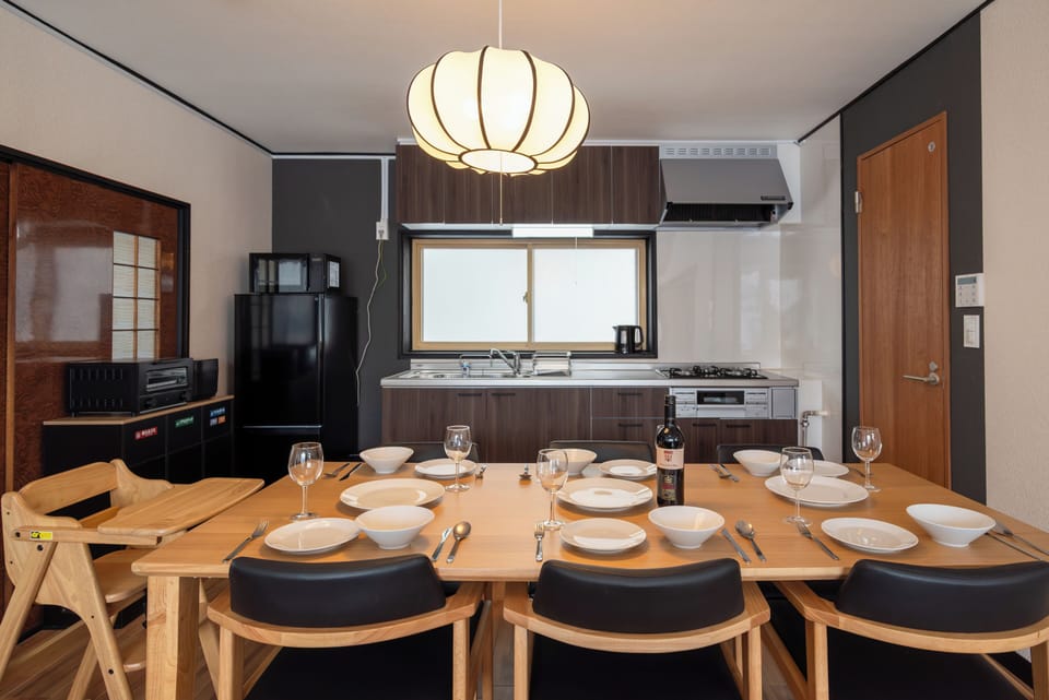 Basic House, 4 Bedrooms | Dining