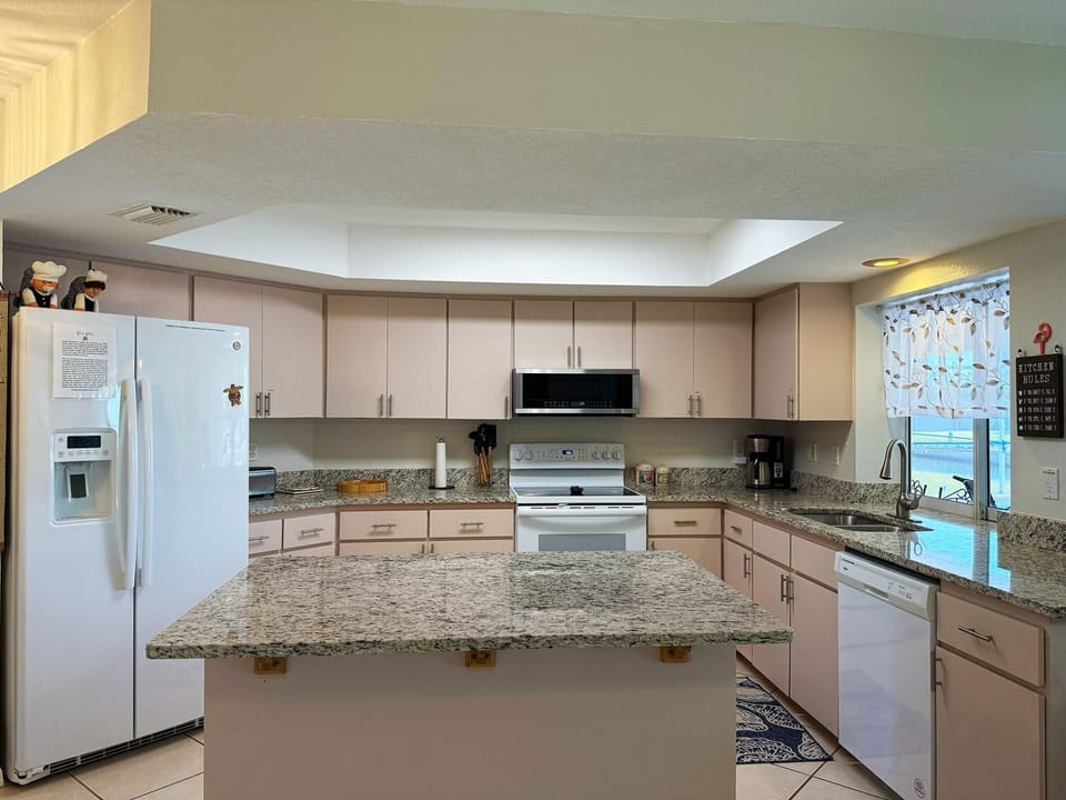 3BR Waterfront Pool Home Near Charlotte Beach (8613)