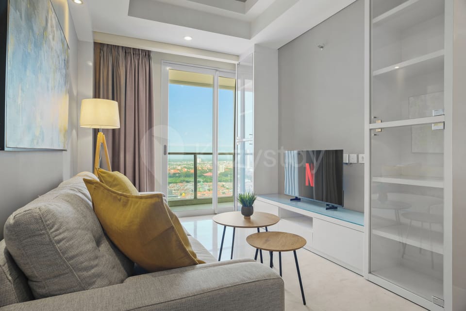 Apartment, 1 Bedroom, City View | Living room | 43-inch Smart TV with cable channels, Netflix, streaming services