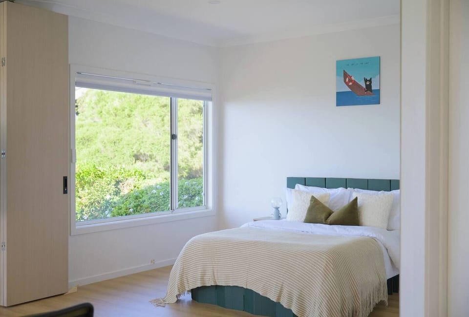 We utilize eco-friendly bed bases crafted from 100% sustainable material, sourced from a renowned local Australian brand. The colour of the bed (Art Deco green) seamlessly blends with the stunning bay and mountain views. 