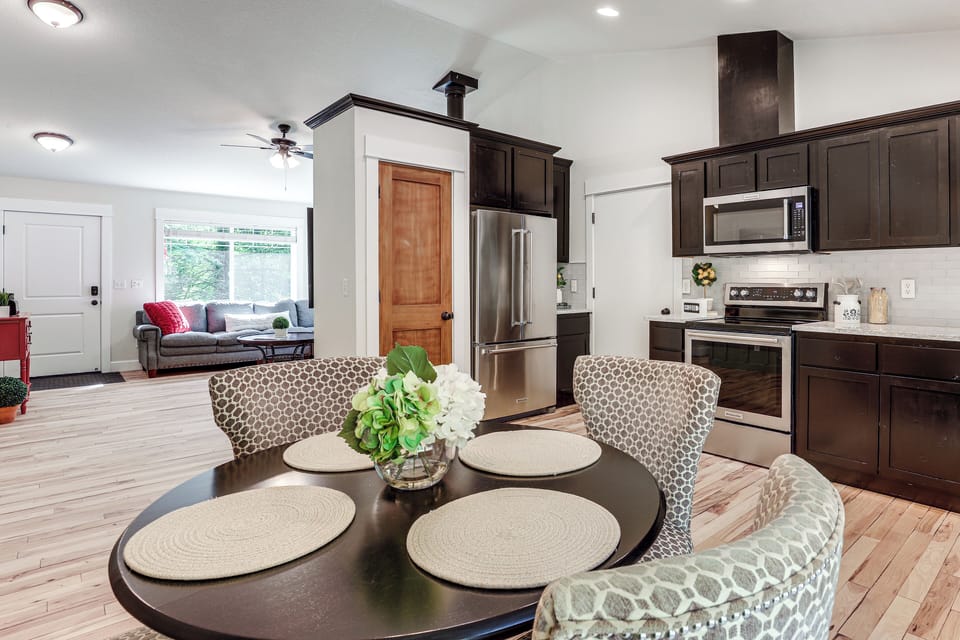 Dining Area & Kitchen