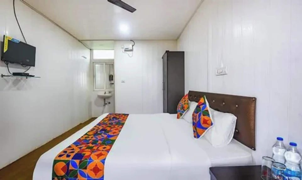 In-room safe, desk, WiFi (free), bed sheets