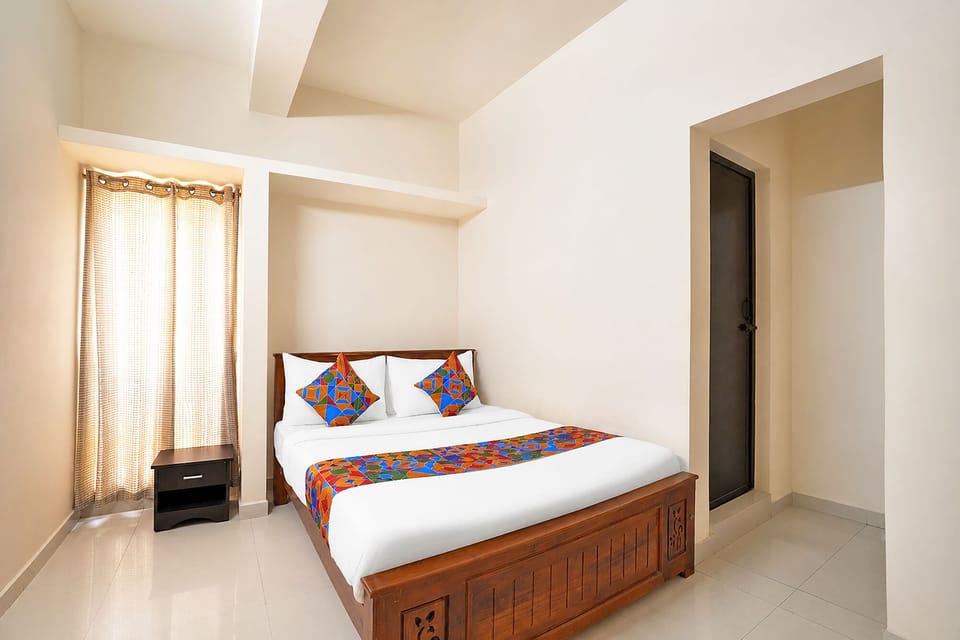 Egyptian cotton sheets, premium bedding, in-room safe, desk