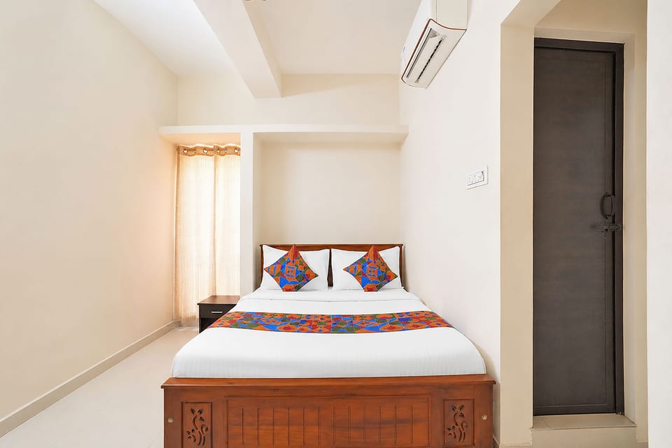Deluxe Room | Egyptian cotton sheets, premium bedding, in-room safe, desk