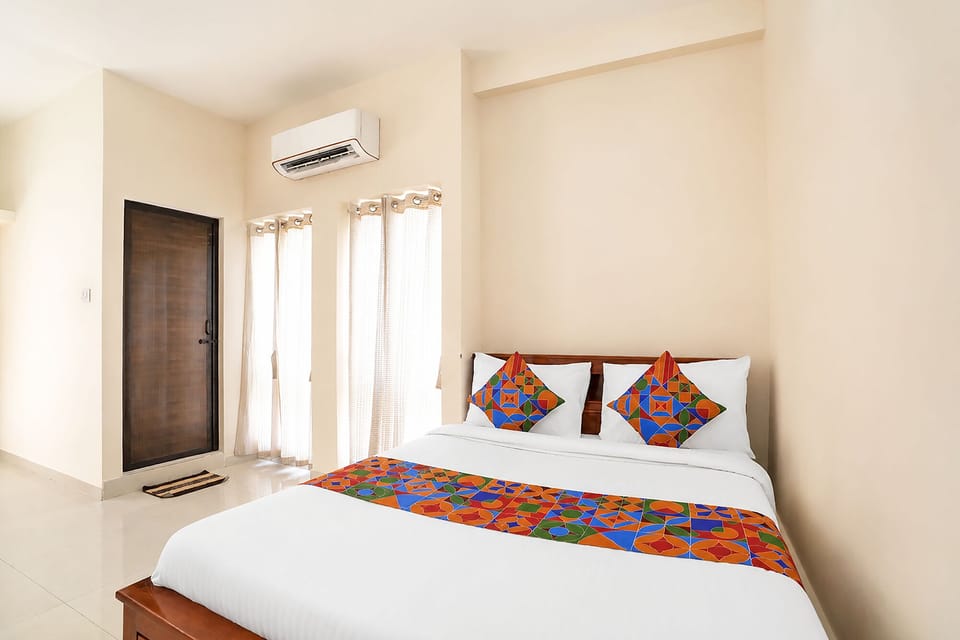 Egyptian cotton sheets, premium bedding, in-room safe, desk