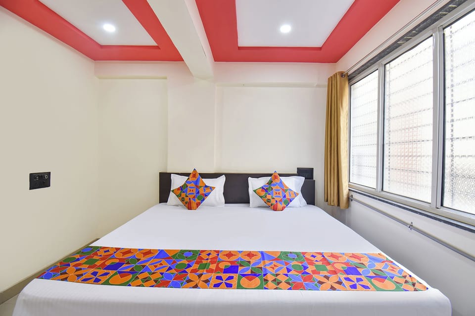 Egyptian cotton sheets, premium bedding, in-room safe, desk