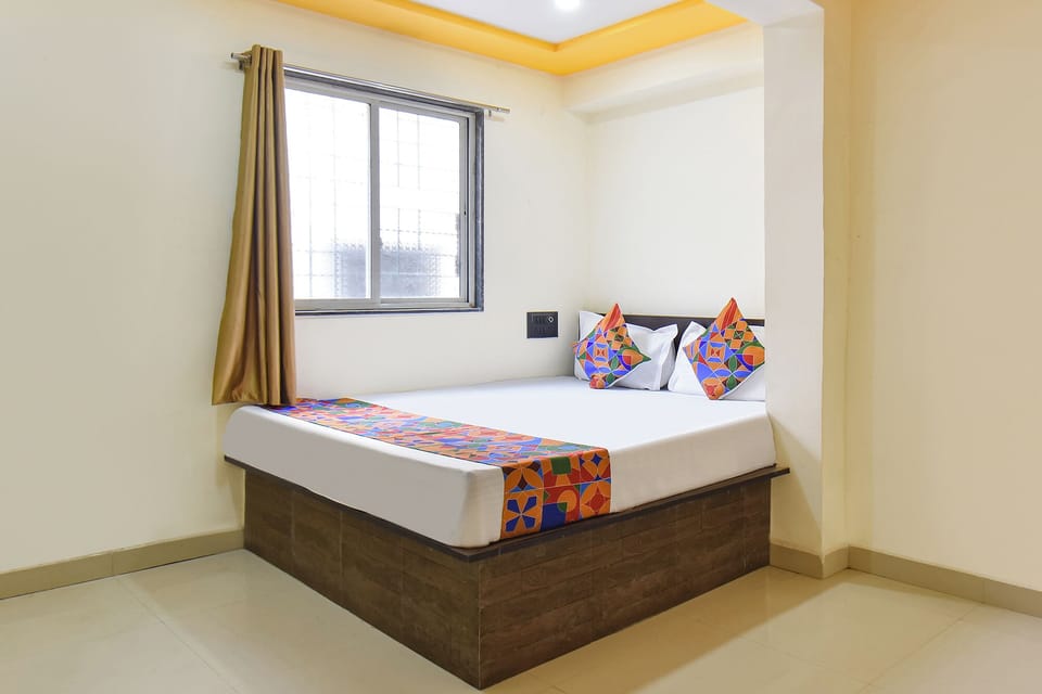 Egyptian cotton sheets, premium bedding, in-room safe, desk