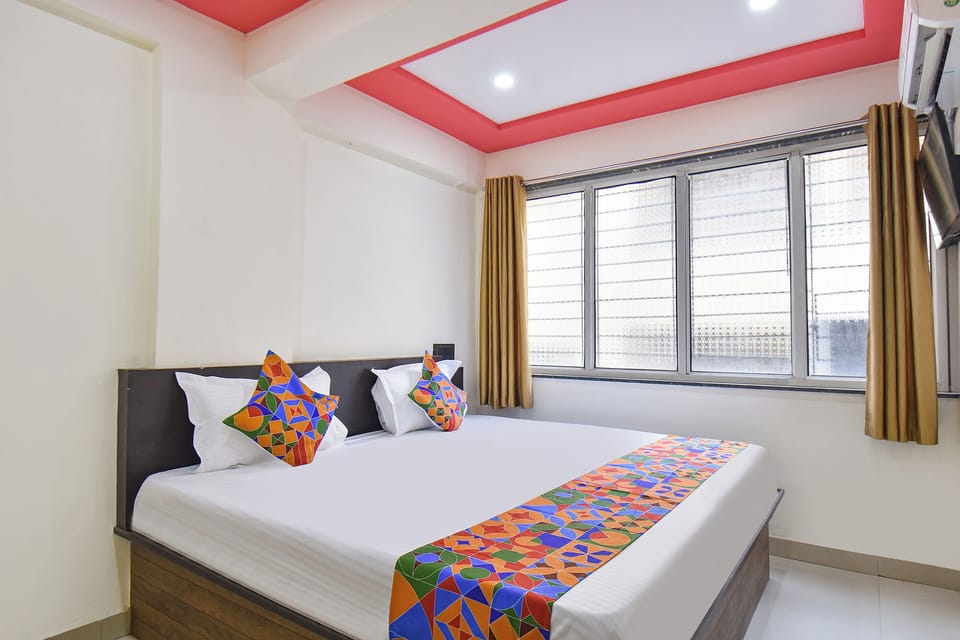 Egyptian cotton sheets, premium bedding, in-room safe, desk