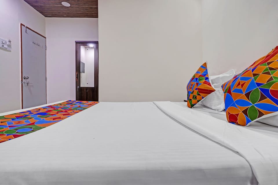 Deluxe Room | Egyptian cotton sheets, premium bedding, in-room safe, desk