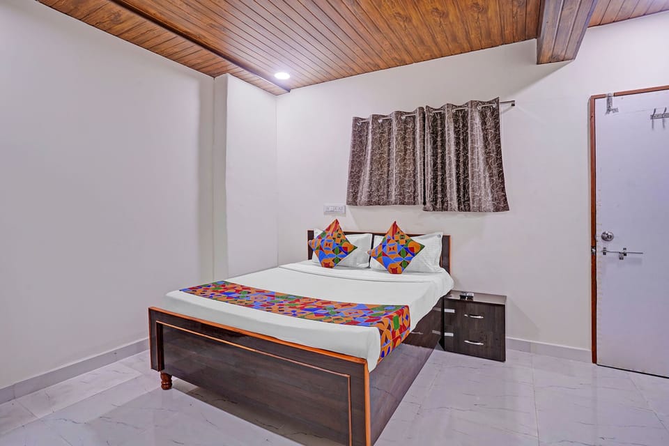 Egyptian cotton sheets, premium bedding, in-room safe, desk