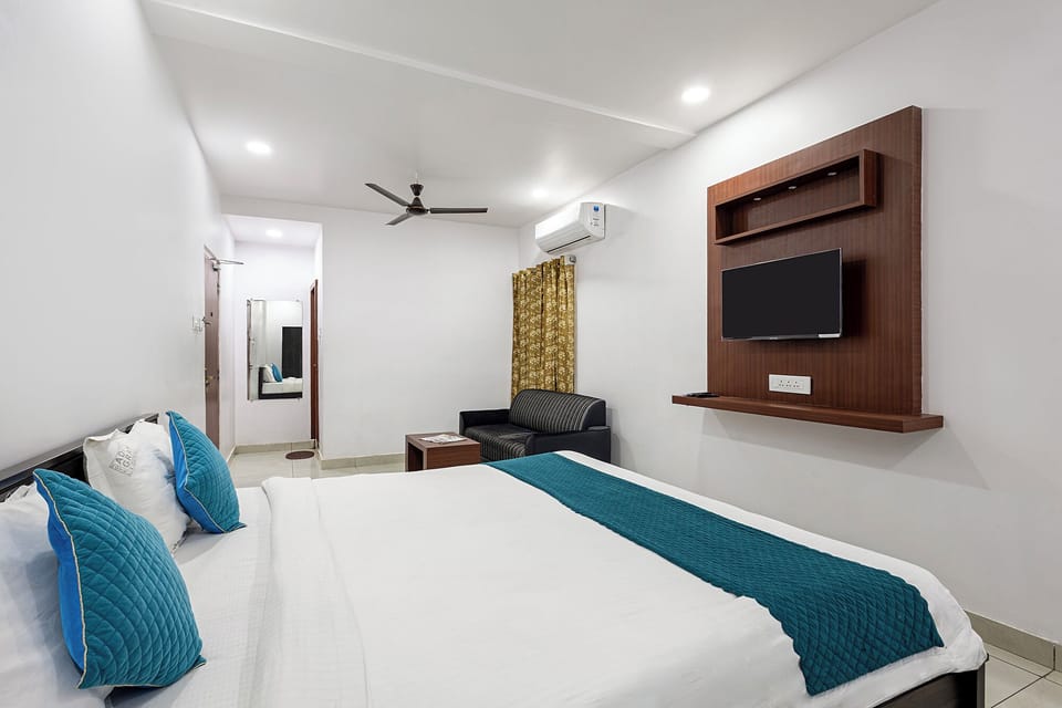 Egyptian cotton sheets, premium bedding, in-room safe, desk